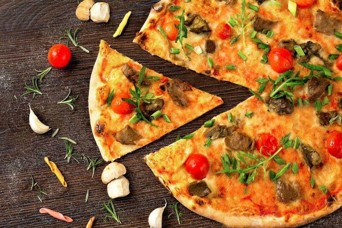 Pizza met vegetarische salami
