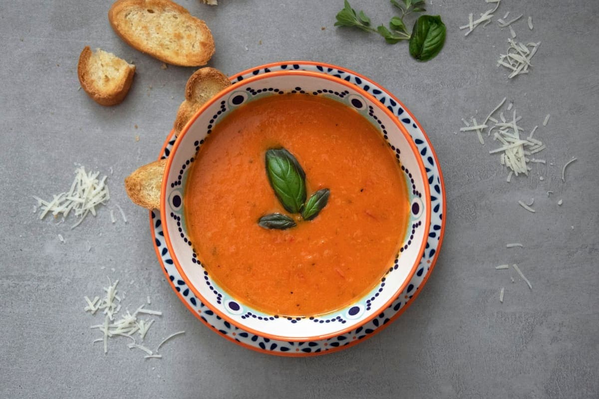 Tomatensoep met vegetarische balletjes