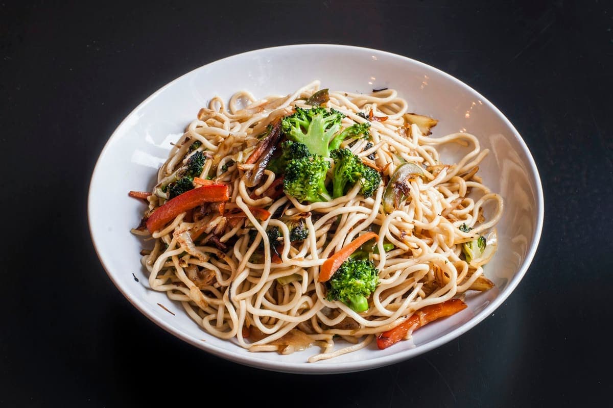Bord bami met broccoli, wortel en lente-ui
