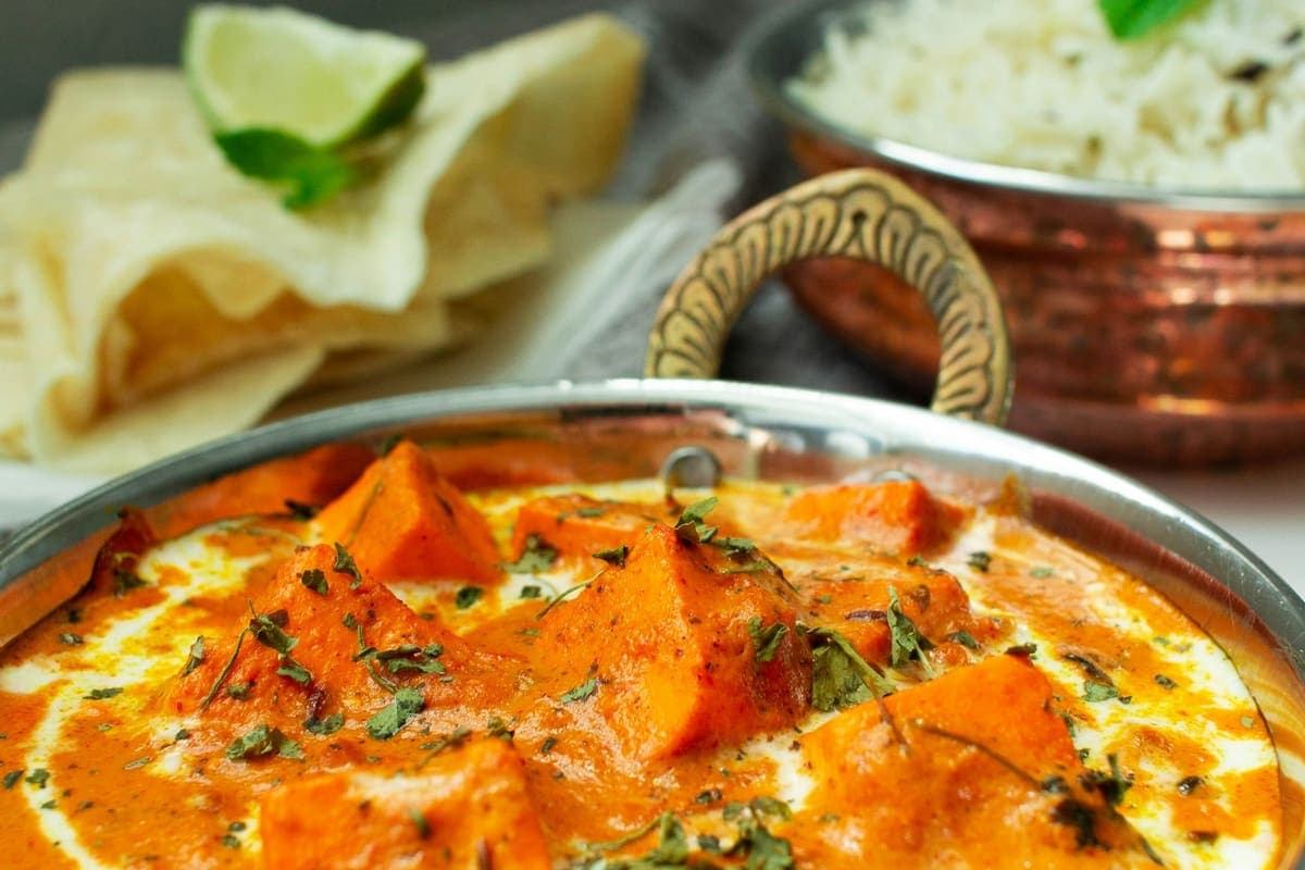 Vegetarische butter chicken met plantaardige kipstukjes
