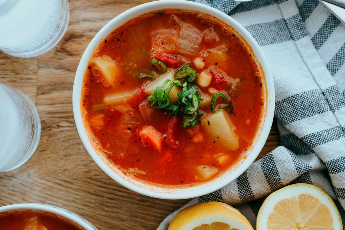 Kom goulashsoep met paprika, aardappel en peterselie